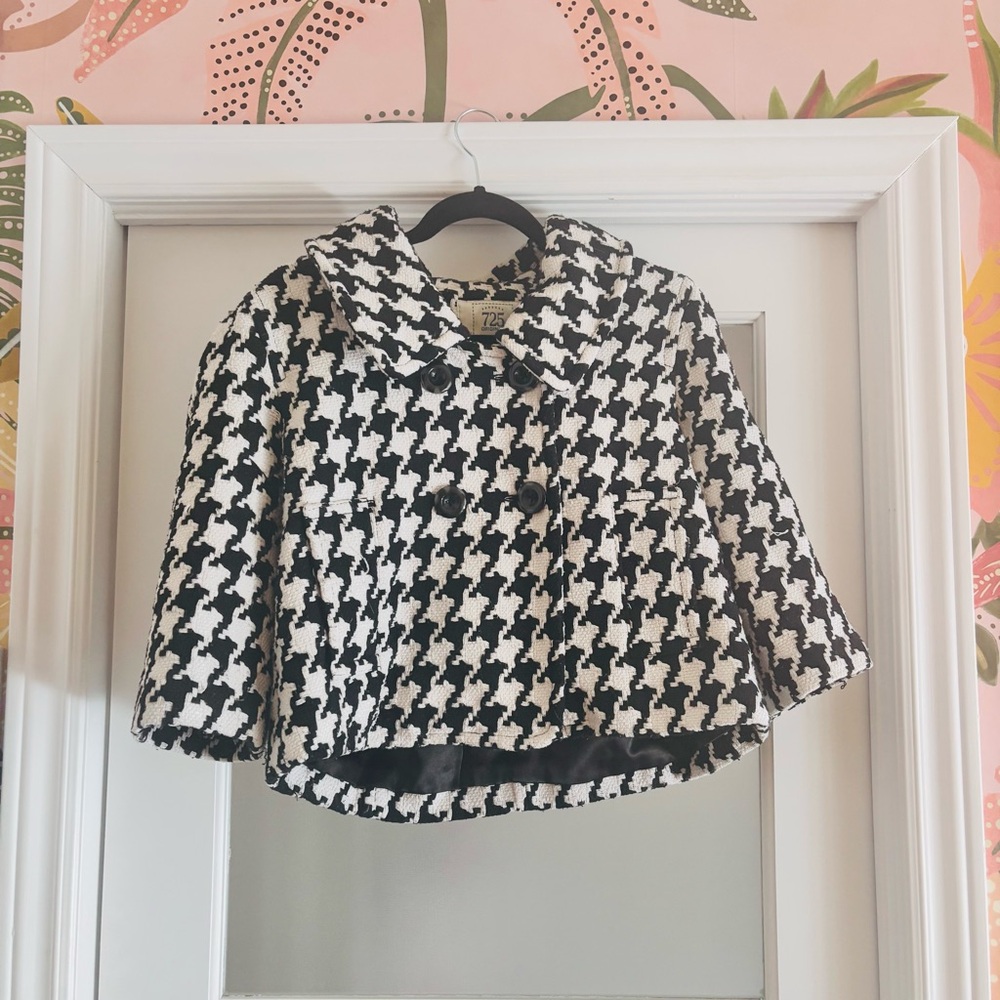 Chic Houndstooth Cape in Black and White